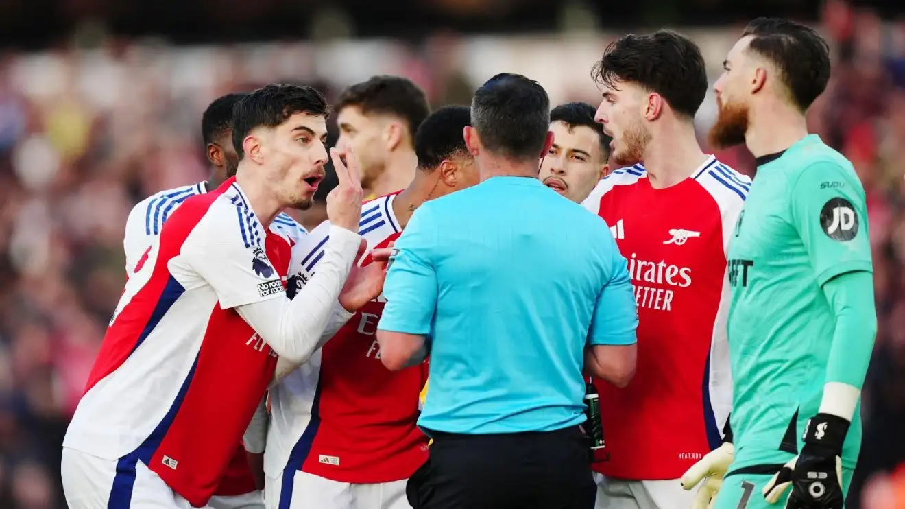 'Faux outrage' on Arsenal fan abuse is 'smokescreen' for 'biased' Michael Oliver - Football365 1 Michael Oliver and irate Toolbox gamers