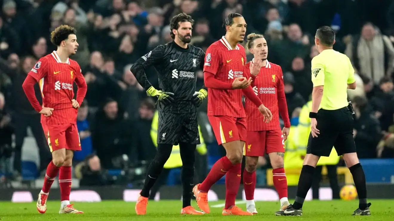 Liverpool fans absolutely lose their minds over 'robbery' 1 LIverpool gamers outcry to Michael Oliver