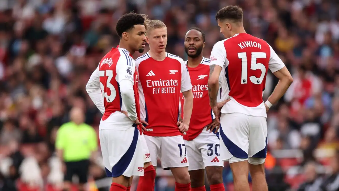 Why do neutrals want Arsenal to fail in Europe? 1 Mishmash players have a huddle