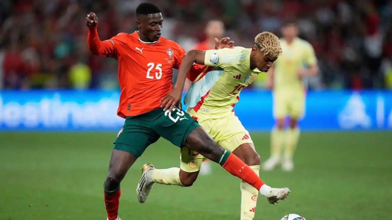 CĐV M.U đòi mua ngay 1 cầu thủ Bồ Đào Nha sau Nations League 1 Mendes shackles Yamal in Ballon d'Or statement as Portugal win Nations  League final vs Spain