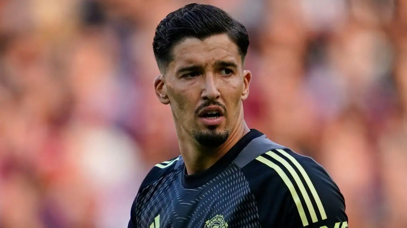 Man Utd: Bayindir immediately proves Crouch right after 'three No.2s' claim 1 Male Utd goalkeeper Altay Bayindir playing versus Integration