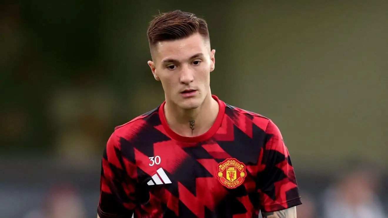 'Mentally defeated' Man Utd signing 'bullied' 1 Male Utd demonstrator Benjamin Sesko