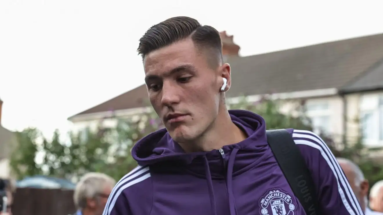 Merson tells Man Utd £11m man is a 'much better player' than £74m Benjamin Sesko 1 Male Utd striker Benjamin Sesko