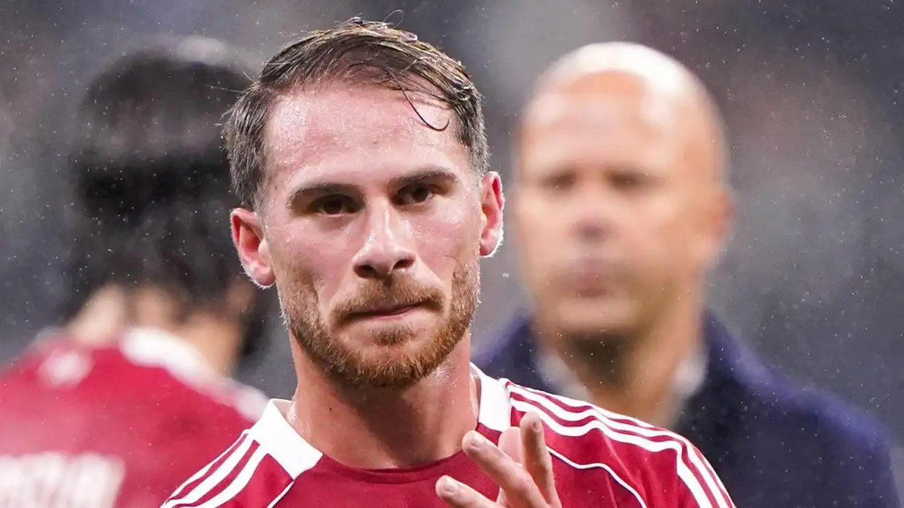 Will Arne Slot sell Liverpool man who 'hasn’t done sh*t nearly nine months'? 1 Alexis Mac Allister with Arne Slot behind