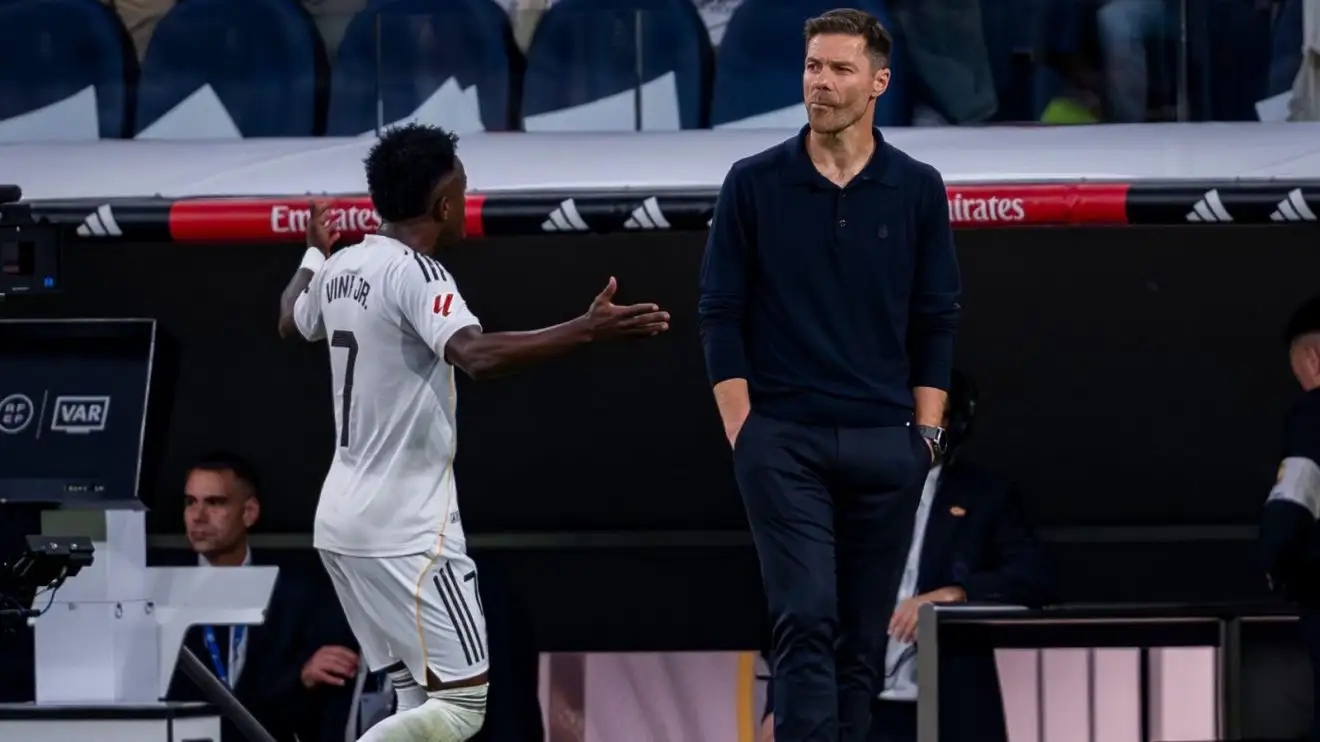 Poor Real Madrid squad feel 'disrespected' by strict Alonso after Ancelotti coddling 1 Real Madrid manager Xabi Alonso stands as Vinicius Jr objections his substitution