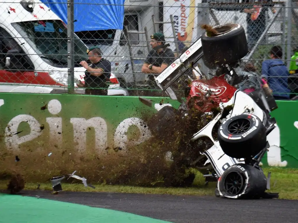 Carlos Sainz: F1 needs to drop 'dangerous' DRS