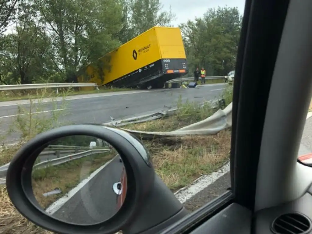 Renault's Hungarian GP preparations not affected by truck crash.