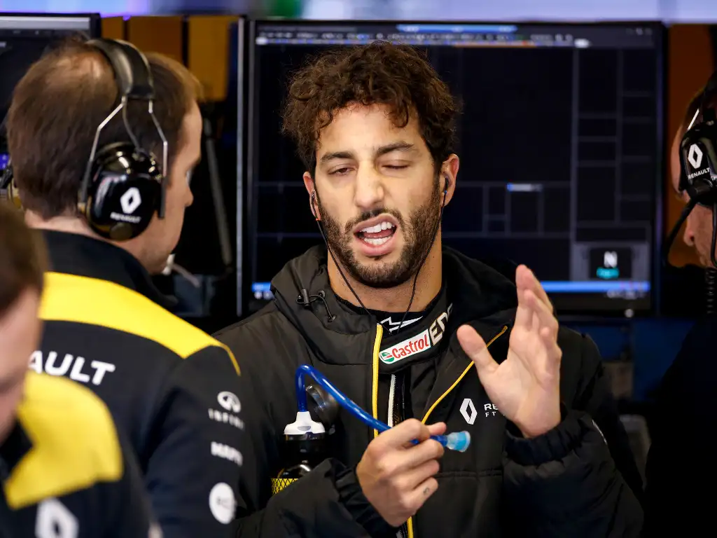 Daniel-Ricciardo-speaking-with-Renault