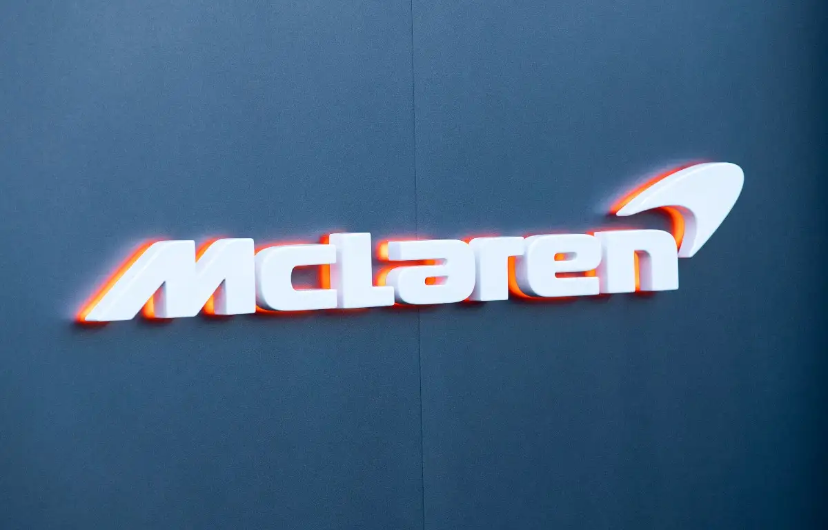 Логотип Макларен ф1. MCLAREN f1 Team logo. MCLAREN logo Orange. Торт в виде логотипа Макларена.