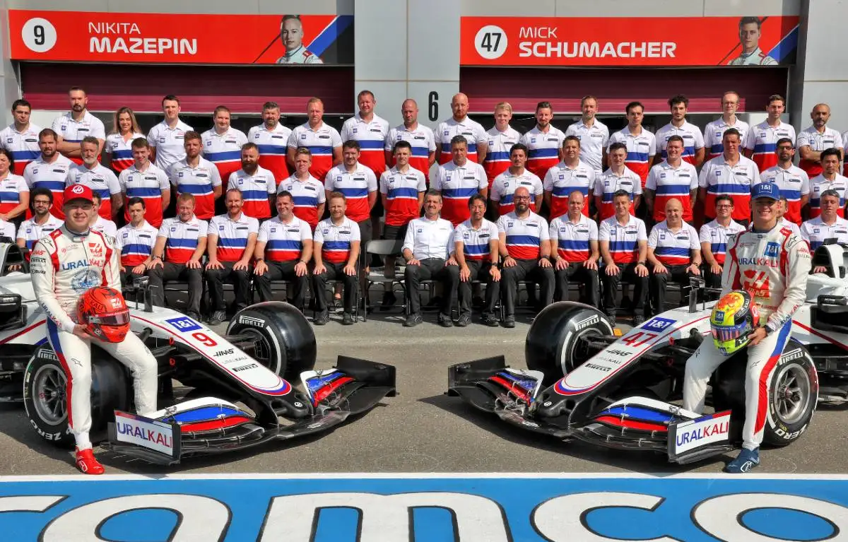 Haas staff line up for a team photo. Lusail November 2021.
