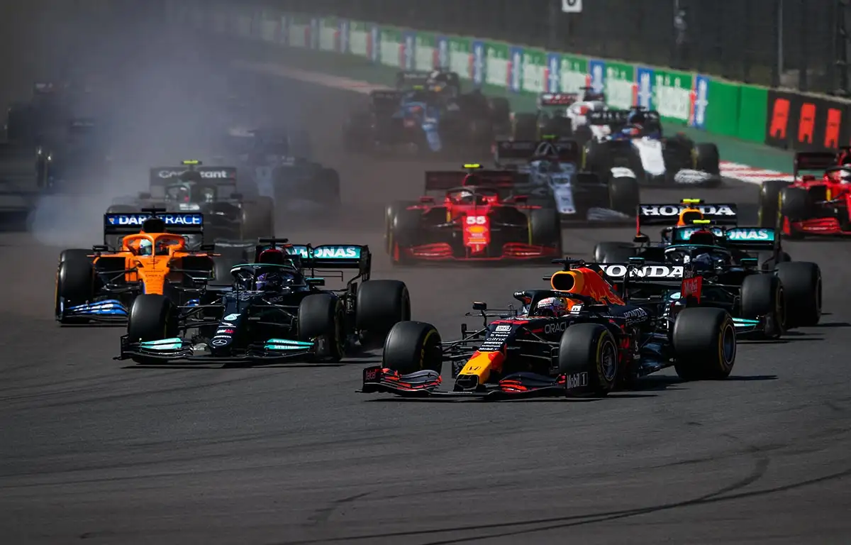 Daniel Ricciardo gets a close up view of the Lewis Hamilton and Max Verstappen title battle. Mexico 2021