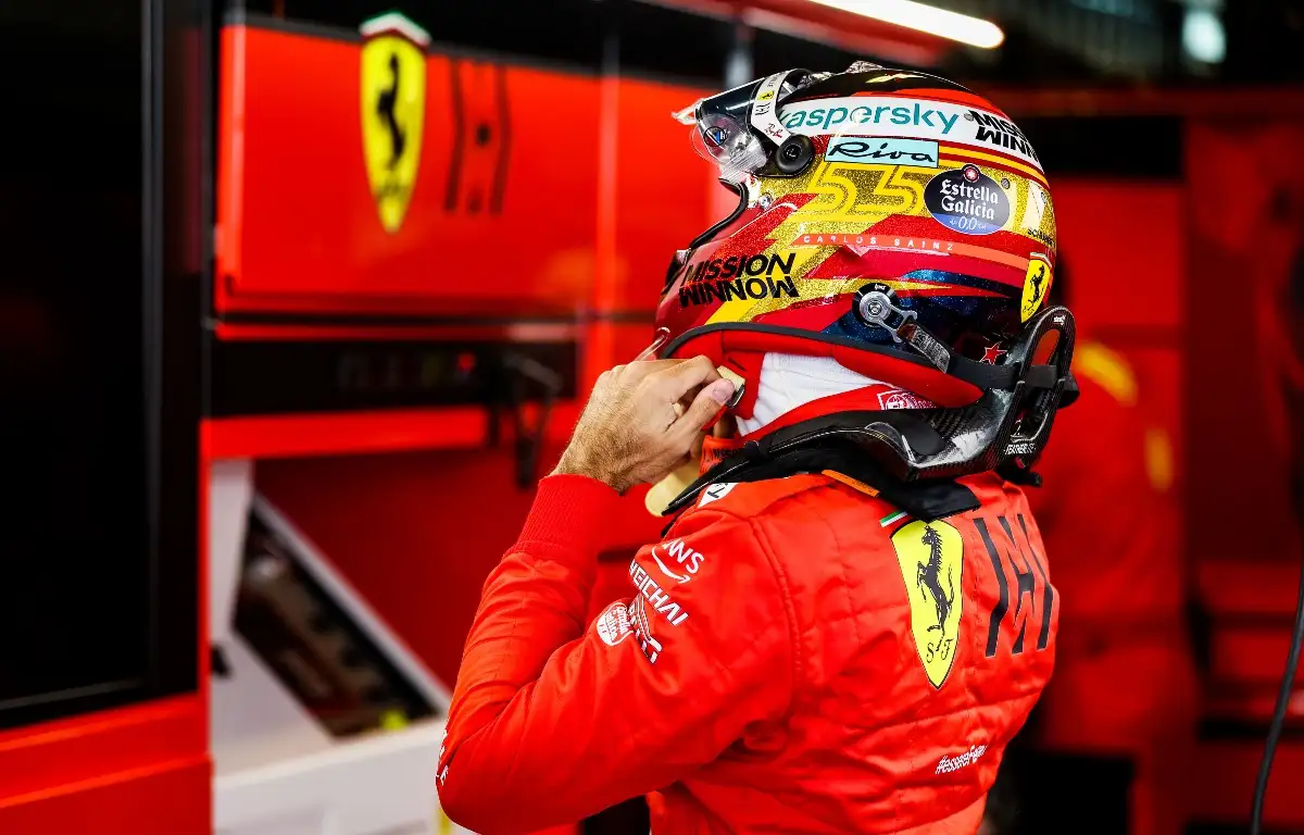 Carlos Sainz faces the Ferrari garage wall. Abu Dhabi, December 2021.
