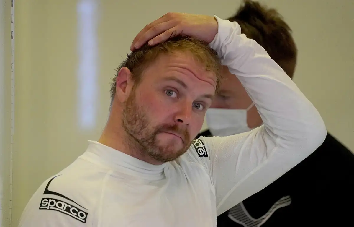 Valtteri Bottas places his hand to his head. Abu Dhabi, December 2021.