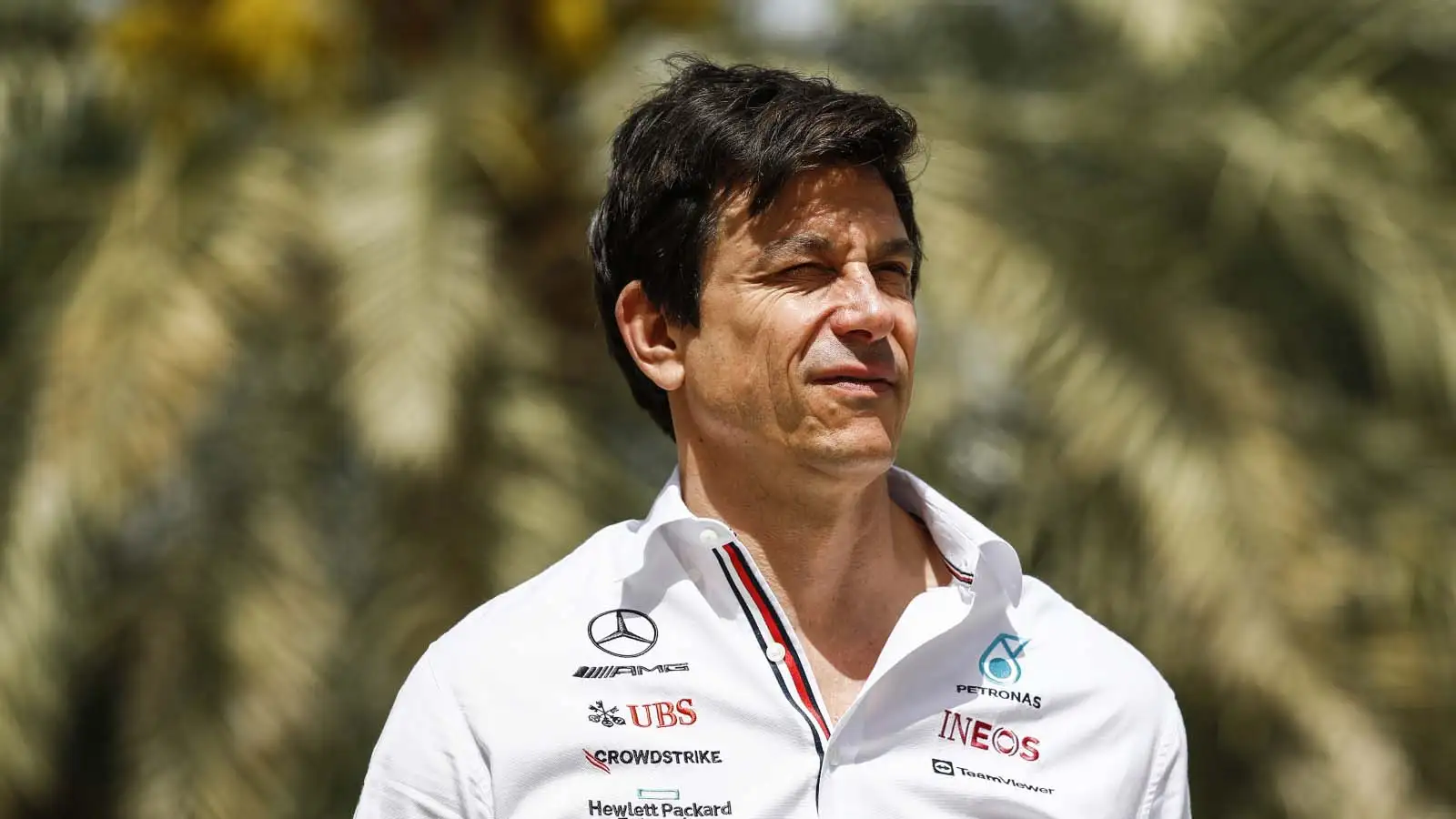 Toto Wolff walks in the sun. Bahrain March 2022.