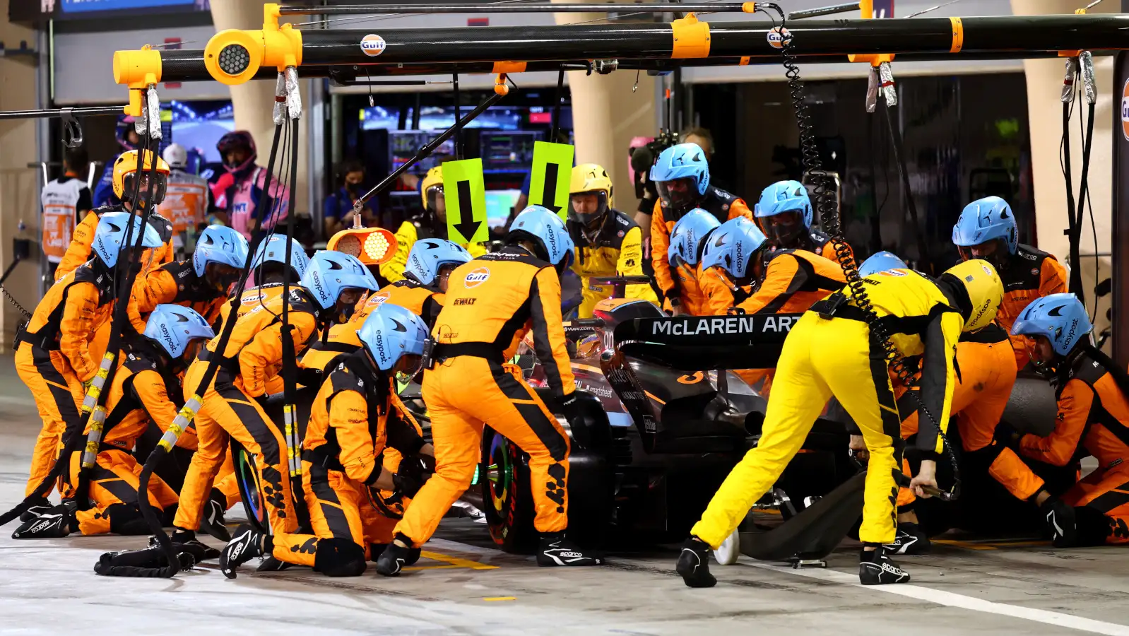 Daniel Ricciardo does a pit stop. Bahrain March 2022