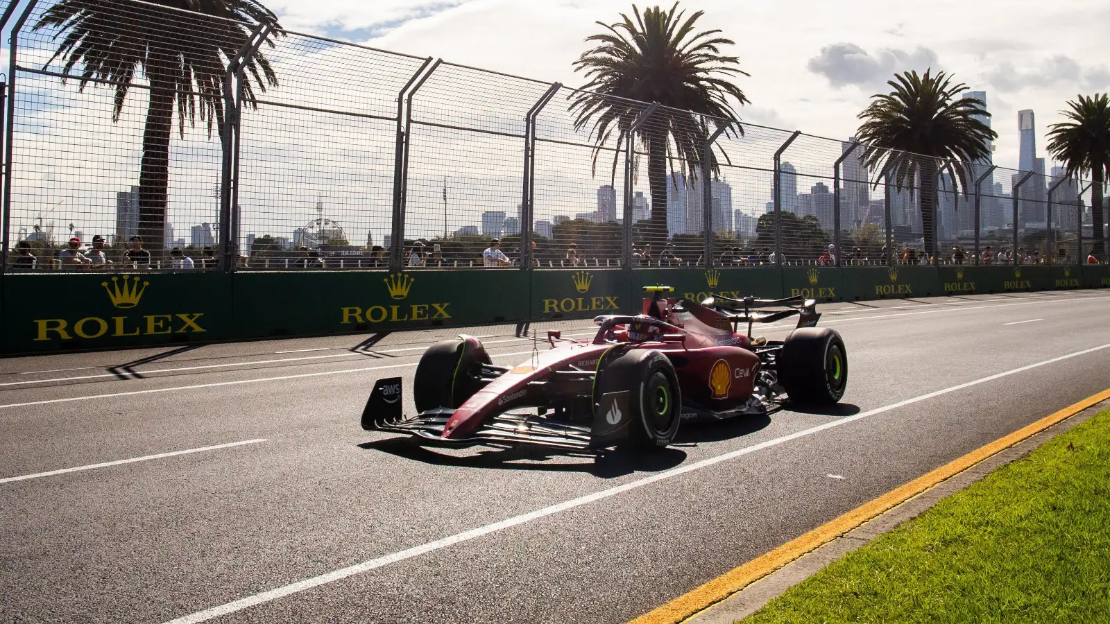 车los Sainz puts in a lap at the Albert Park circuit. Australia April 2022