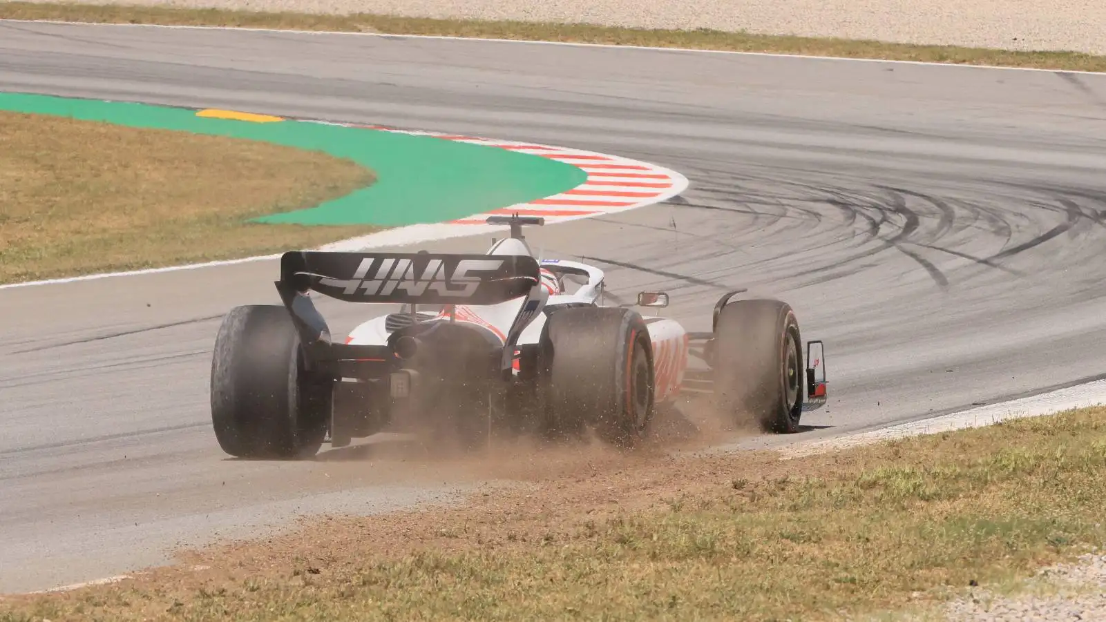Kevin Magnussen kicks up dust during the Spanish GP. Barcelona May 2022.
