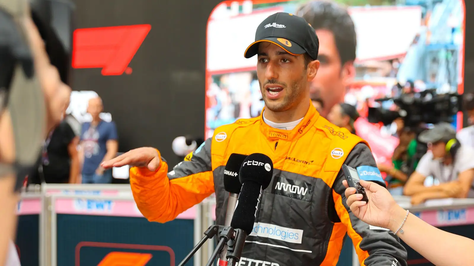 Daniel Ricciardo explains to the cameras. Monaco May 2022