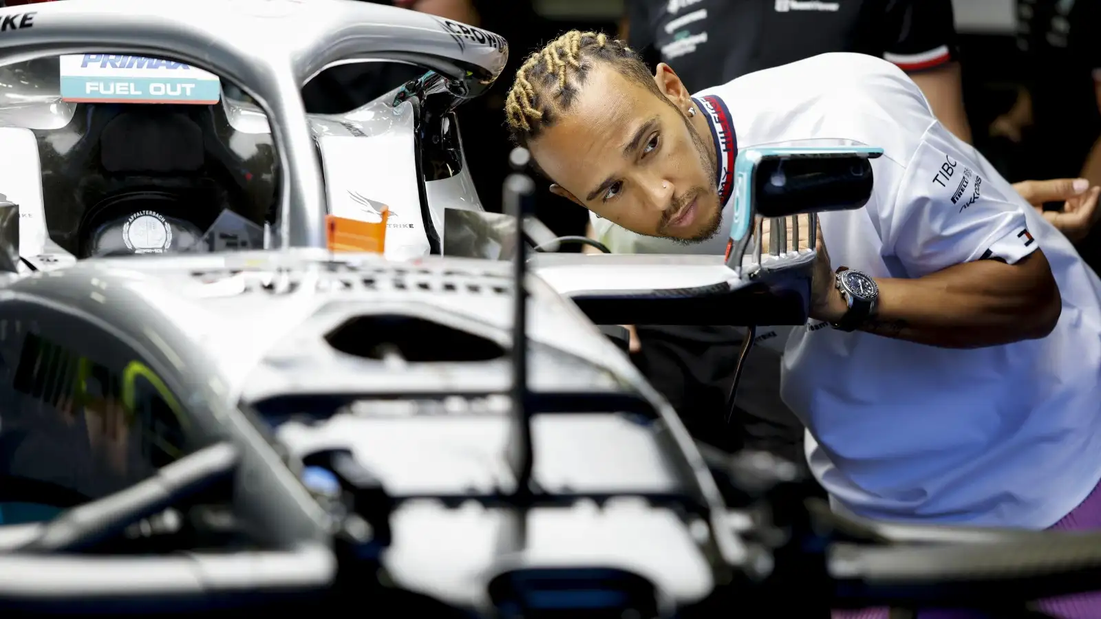 Lewis Hamilton looks into Mercedes W13 mirror. Azerbaijan, June 2022.