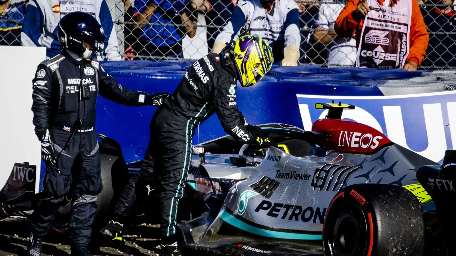 Lewis Hamilton crashes his Mercedes W13 during qualifying, putting steering wheel back on. Austria July 2022