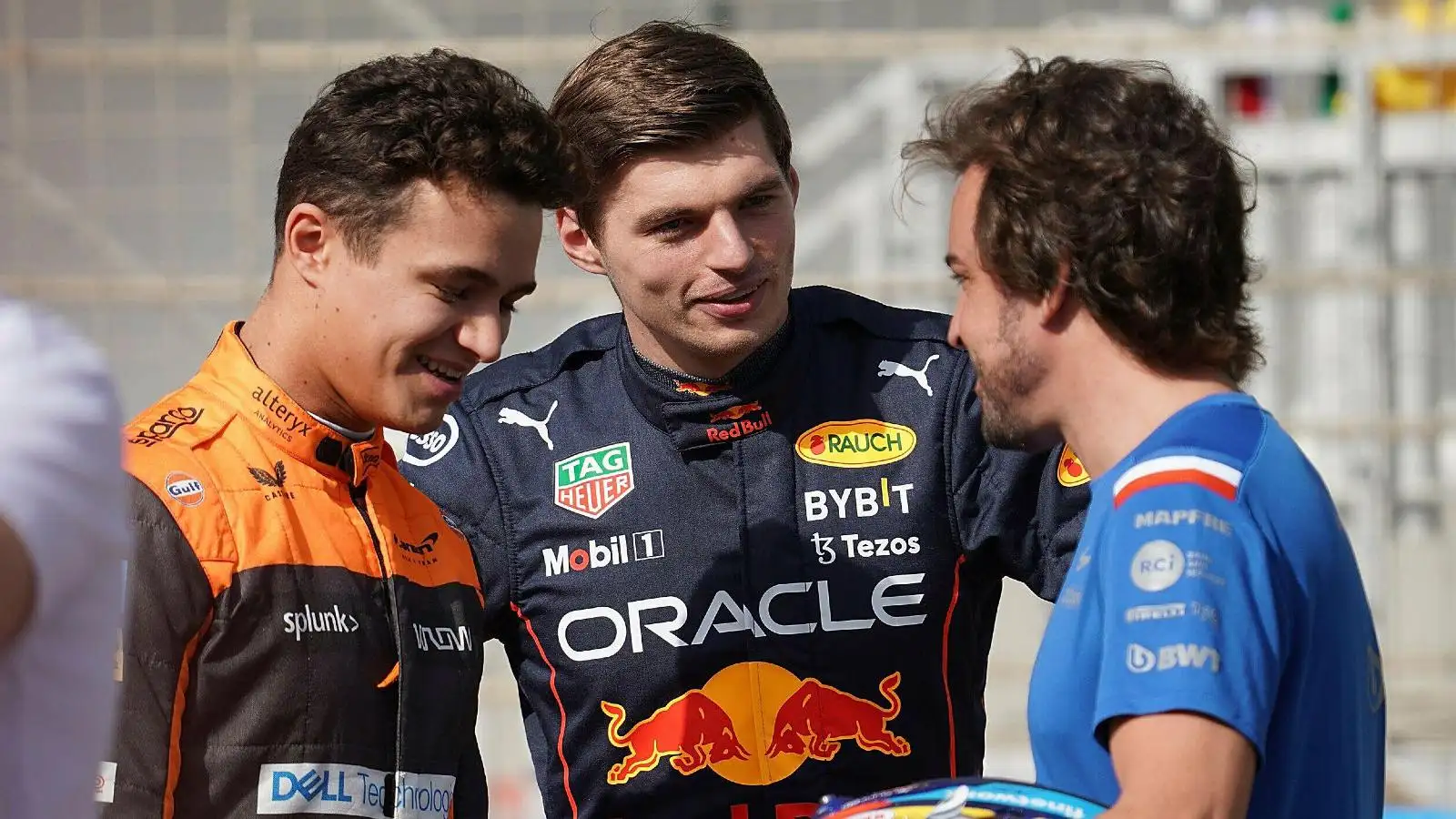 Fernando Alonso speaks to Lando Norris and Max Verstappen. Bahrain, March 2022.