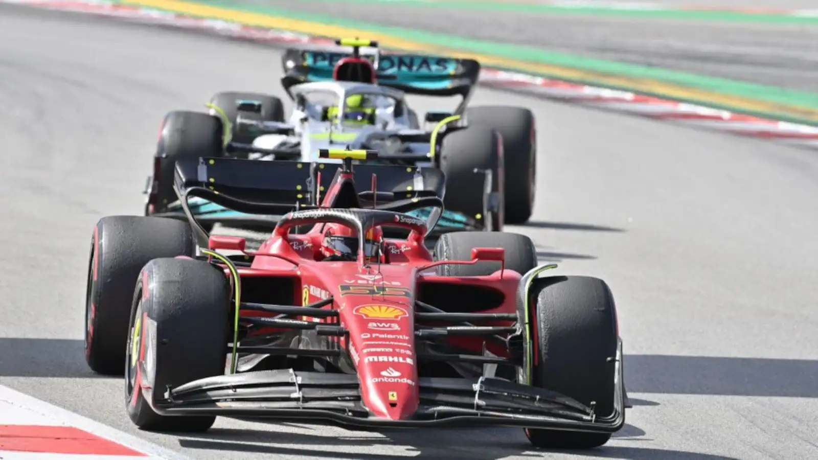 Carlos Sainz ahead of Lewis Hamilton at the Barcelona circuit. Spain May 2022