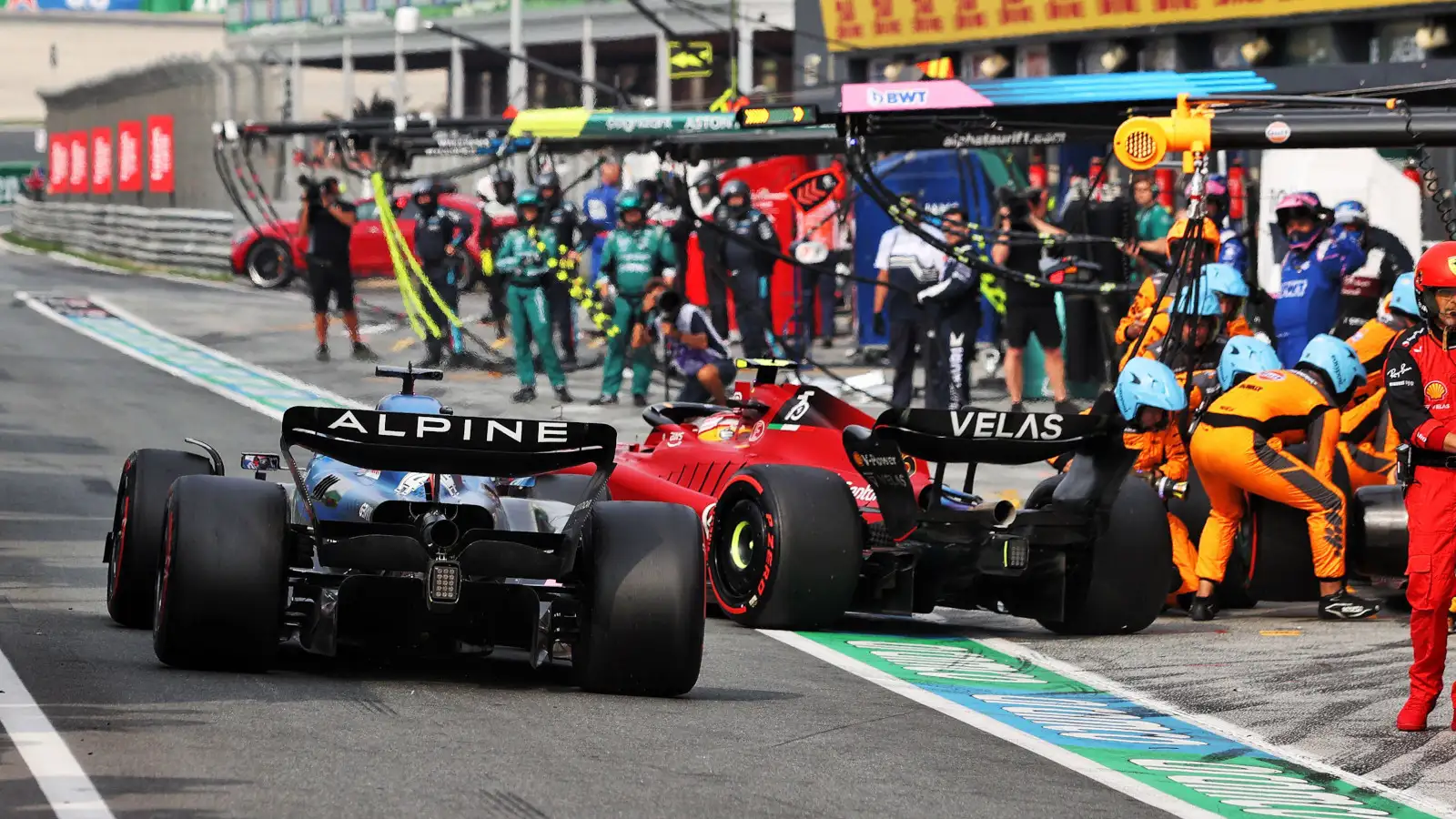 Carlos Sainz and Fernando Alonso also collide in the pit lane. Netherlands September 2022