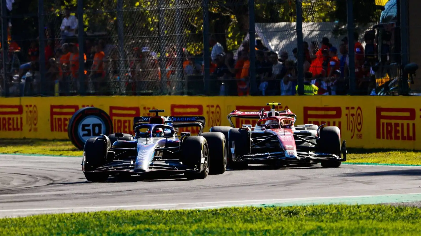 Zhou Guanyu, Alfa Romeo, looks for a way past Nyck de Vries, Williams. Italy, September 2022.