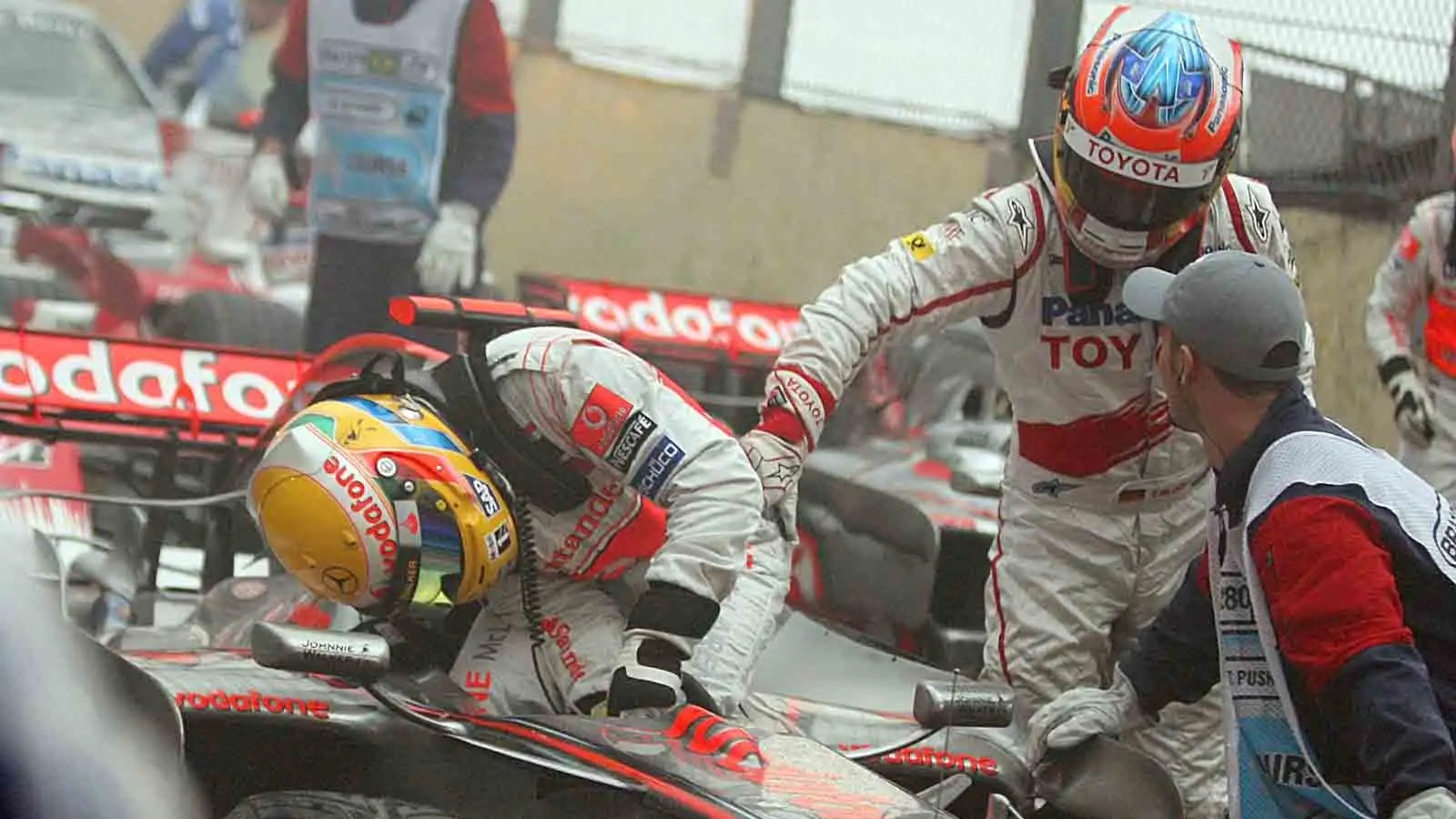 Lewis Hamilton congratulated by Timo Glock. Interlagos 2008.