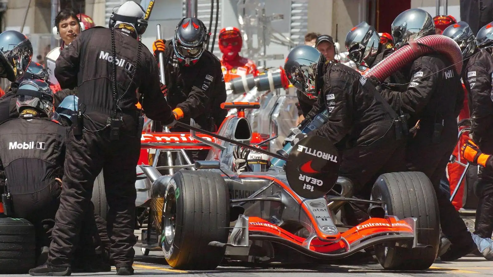 The Mechanic: The Secret World of the F1 Pitlane [Book]