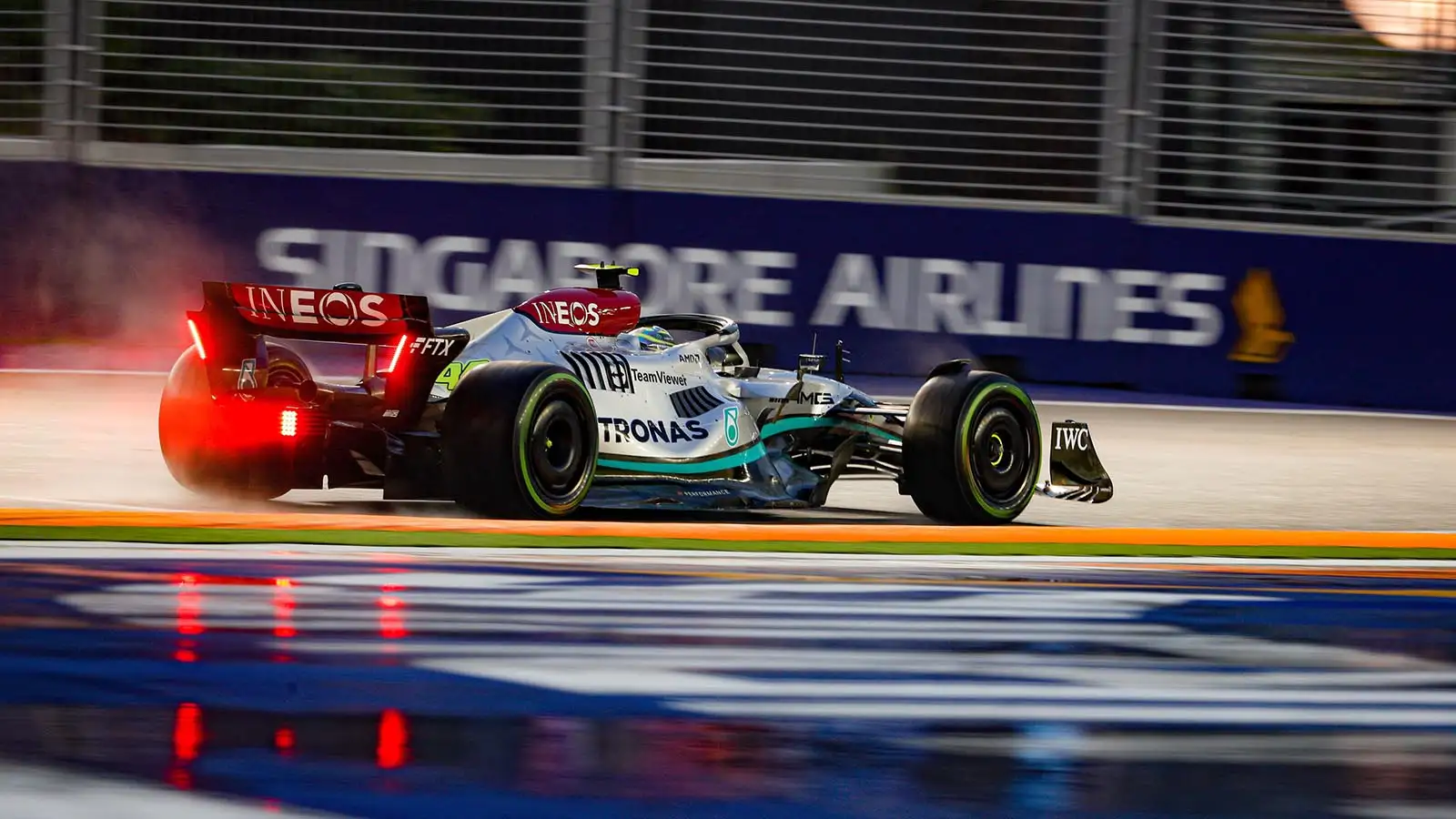 Lewis Hamilton's F1 title chase hits buffers at Singapore Grand