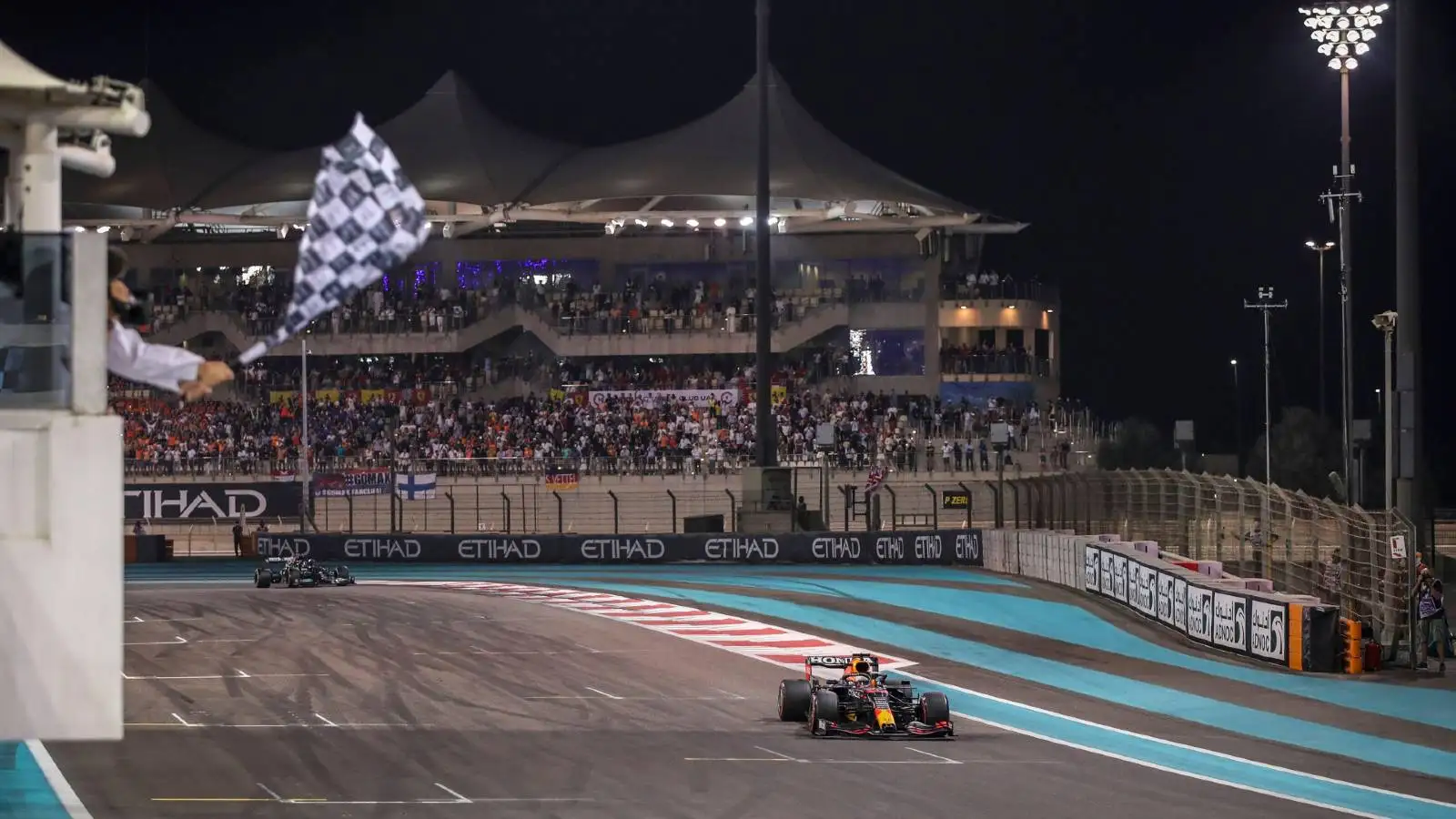 Max Verstappen takes the chequered flag at 2021 Abu Dhabi GP.