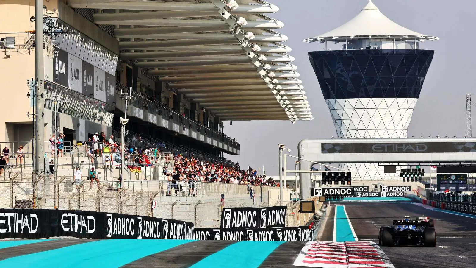 Fans watching the track action. Abu Dhabi, November 2022.