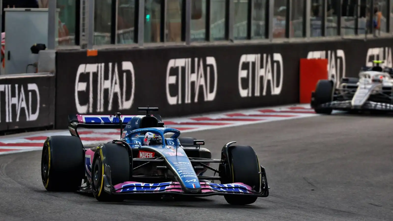 Fernando Alonso ahead of an AlphaTauri. Abu Dhabi November 2022.