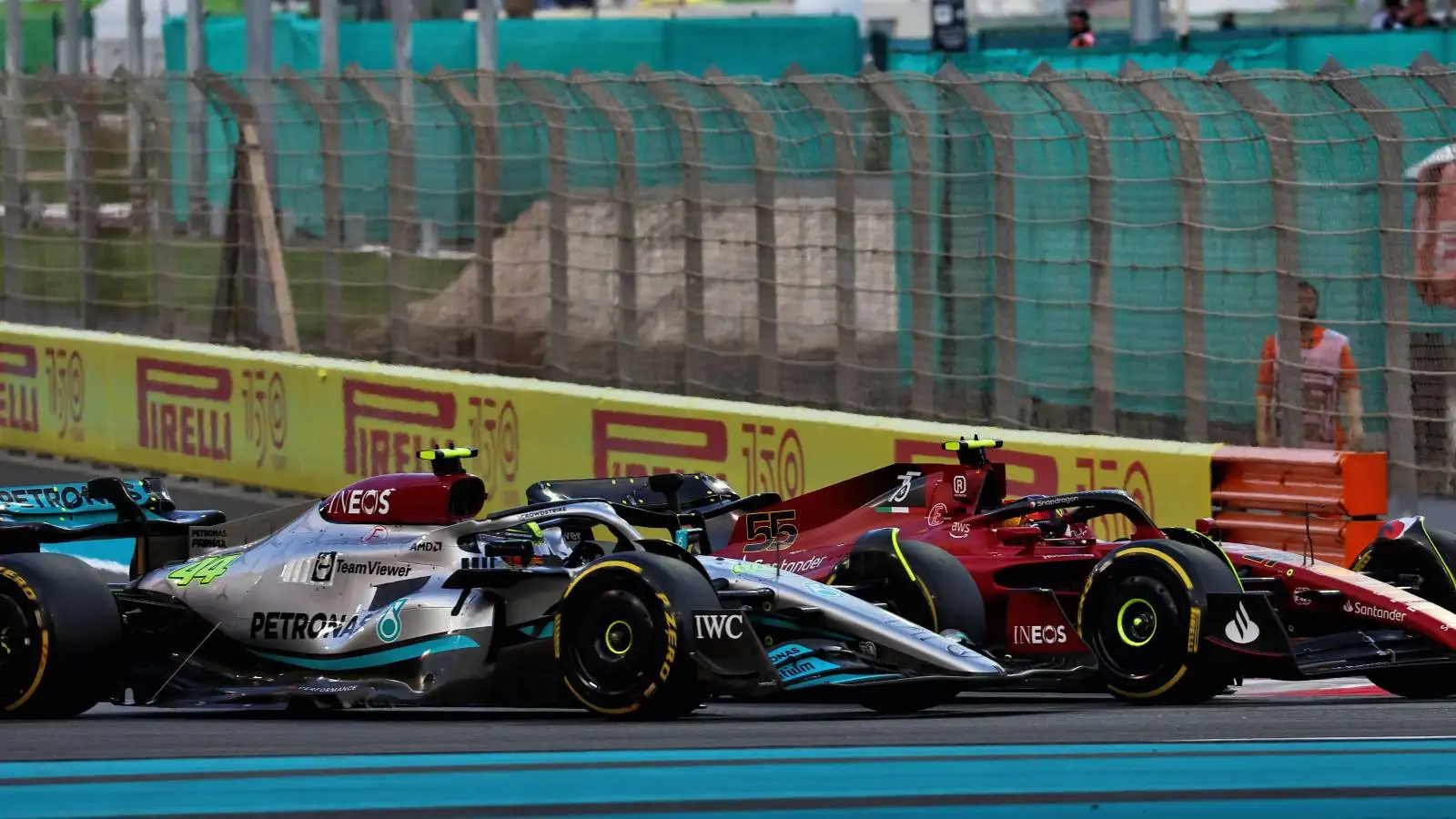 刘易斯·汉密尔顿,奔驰,卡洛斯Sainz, Ferrari, side-by-side. Abu Dhabi, November 2022.