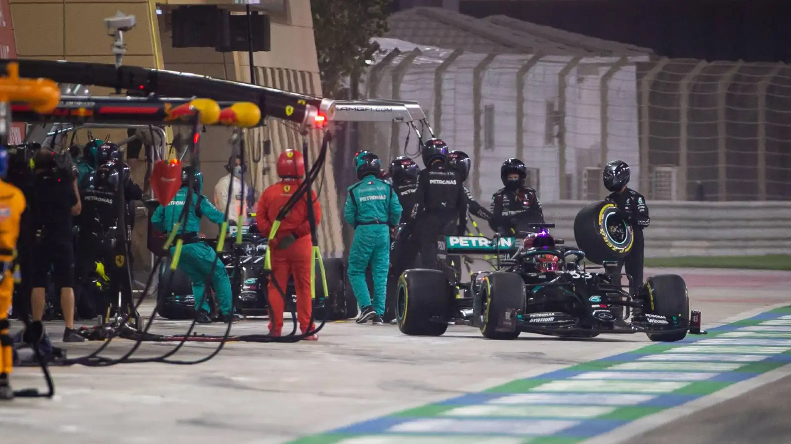 George Russell mostra le cicatrici fisiche dal suo primo GP in Mercedes, durante la stagione 2020, immagine di approfondimento