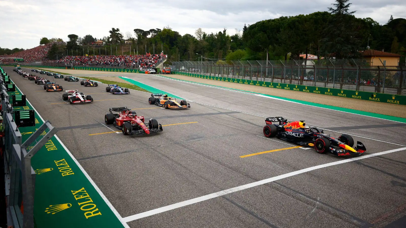 红牛的Max Verstappen导致了2022年的埃米尔ia Romagna Grand Prix. Imola, April 2022. Qualifying