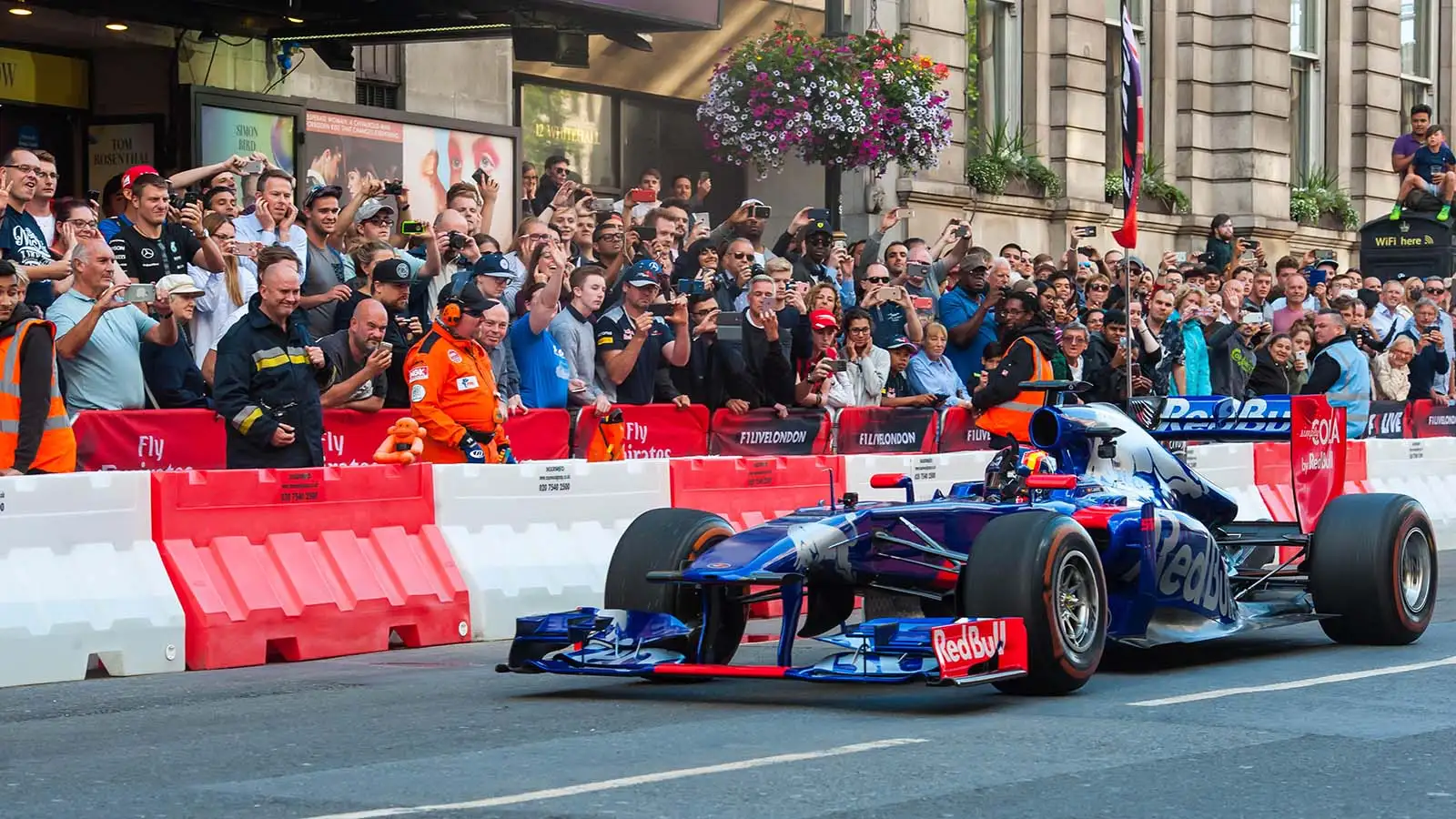 F1 signs 15-year partnership with Tottenham Hotspur