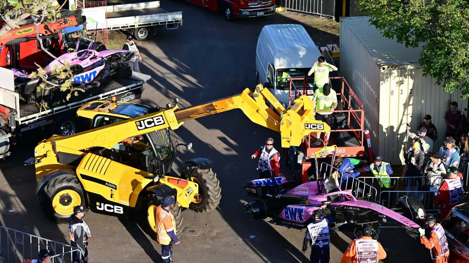 A crane removes the broken Alpine cars of Pierre Gasly and Esteban Ocon. Australia, April 2023.