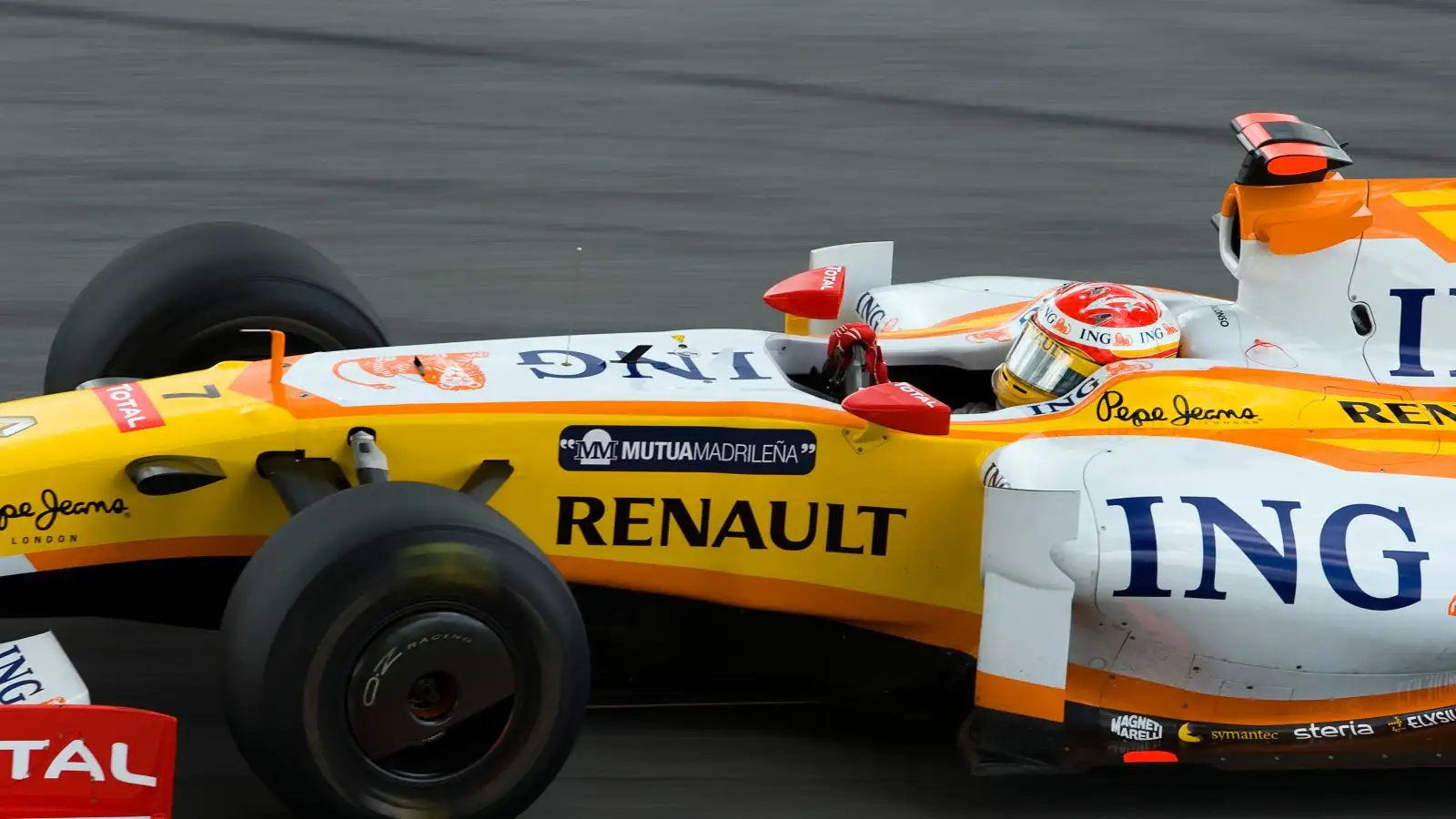 Renault driver Fernando Alonso tackles the final corner at the Malaysian Grand Prix. Sepang, 2009.