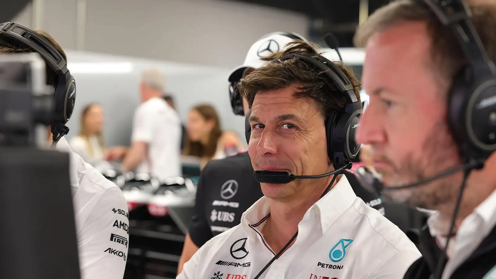 Il dibattito politico che avvolge la Formula 1 ormai da qualche settimana sembra non fermarsi più. Il caso del motore Mercedes non è di certo una novità nel mondo della F1: sempre Mercedes, nel 2020, portò una soluzione geniale come il DAS.