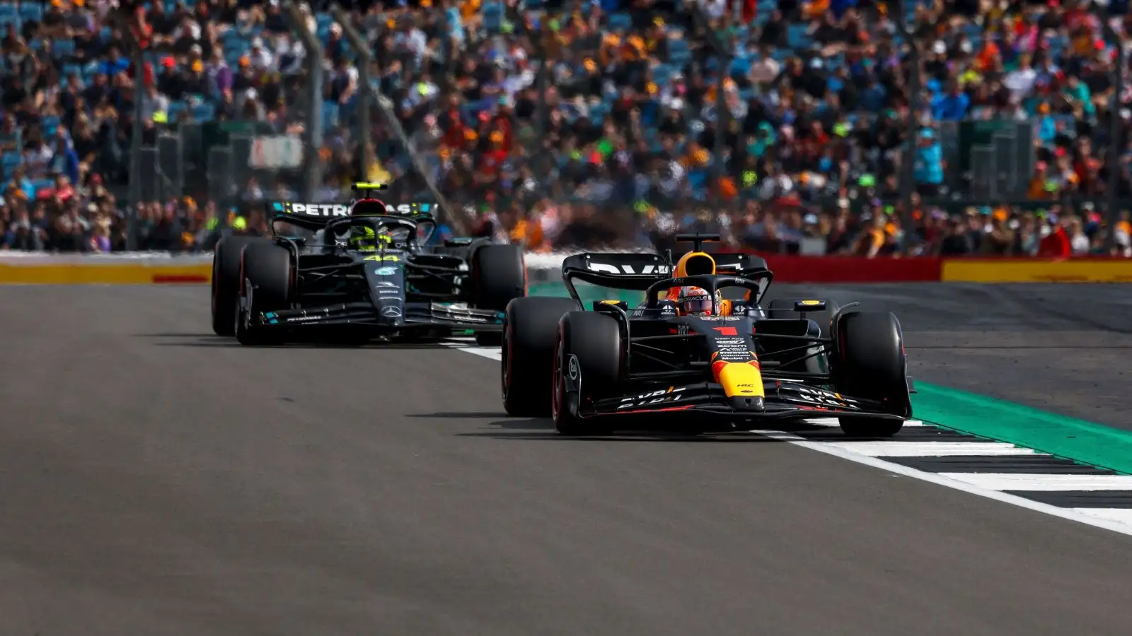 Max Verstappen (Red Bull) leads Lewis Hamilton (Mercedes) at the British Grand Prix. Silverstone, July 2023.