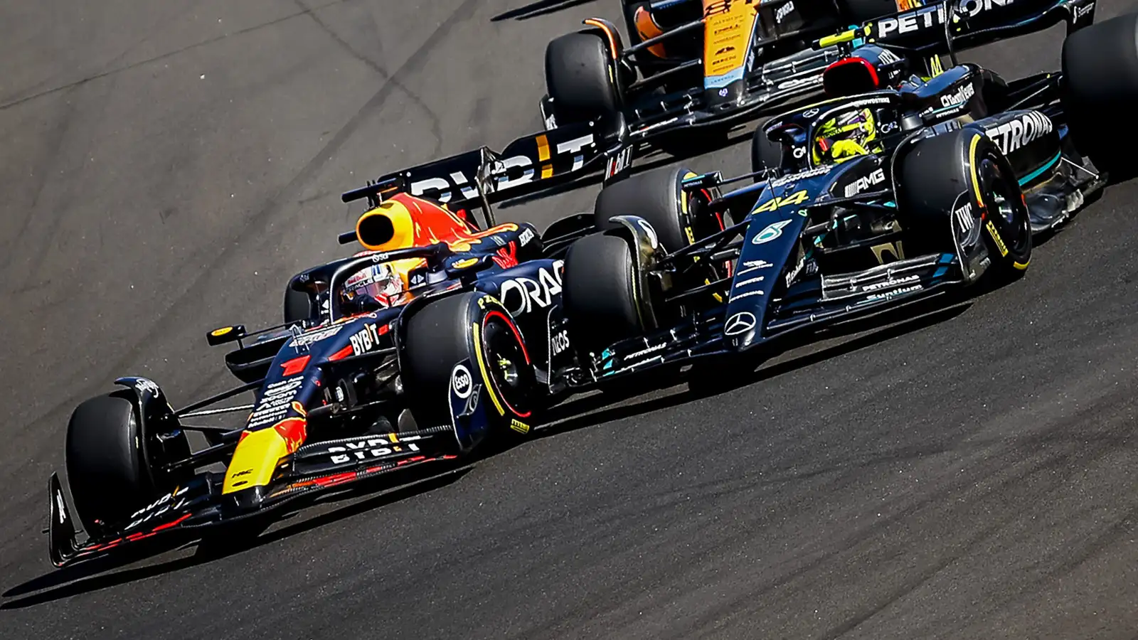 马克斯Verstappen超过刘易斯·汉密尔顿。匈牙利July 2023