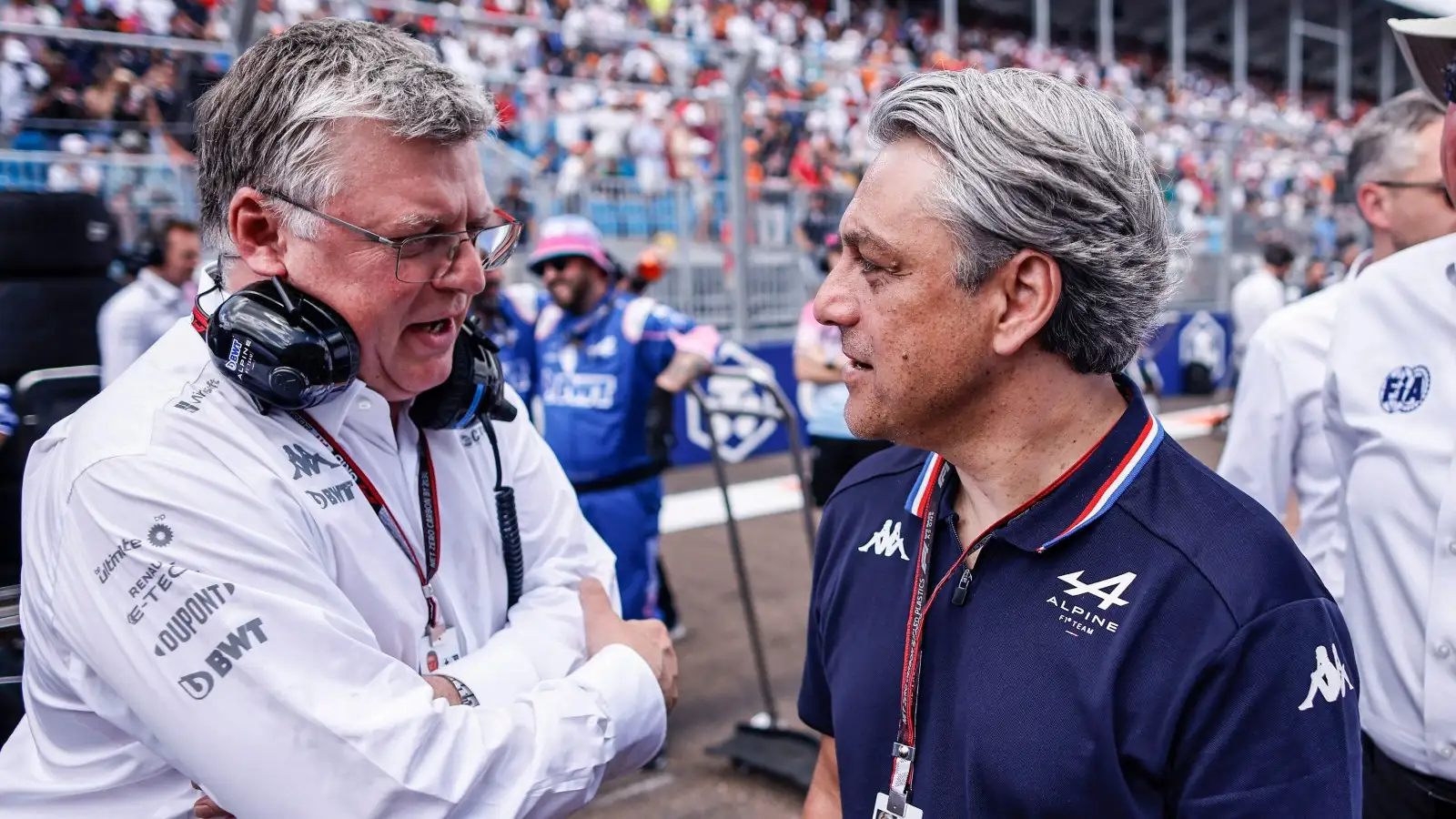 Otmar Szafnauer on the grid speaking to Renault boss Luca de Meo.