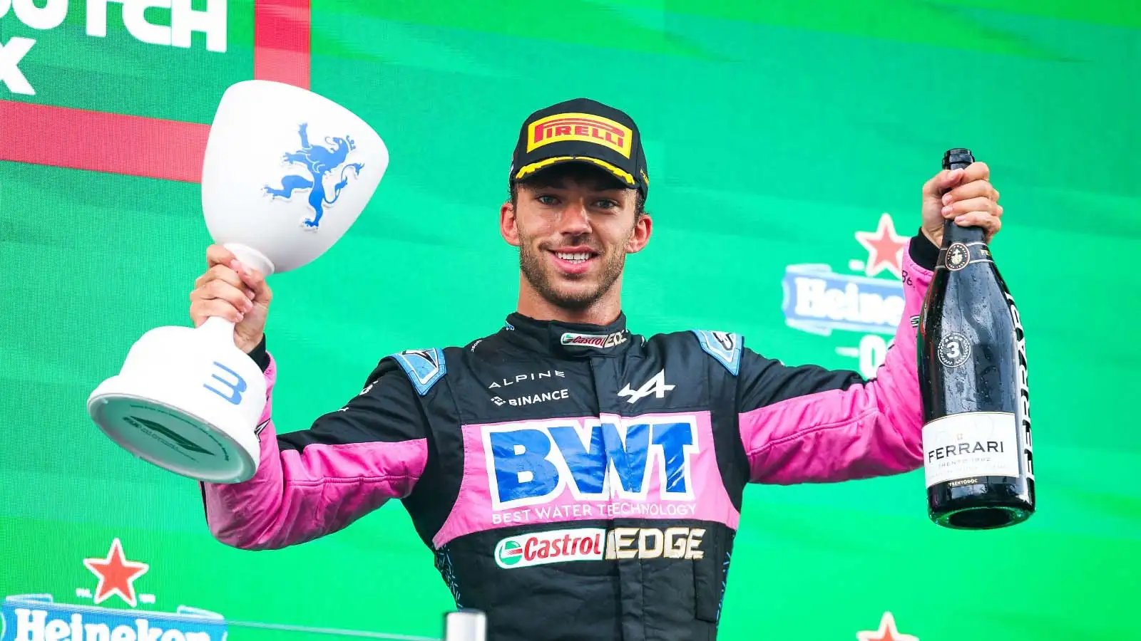 Pierre Gasly con su trofeo del podio en el Gran Premio de Países Bajos de 2023