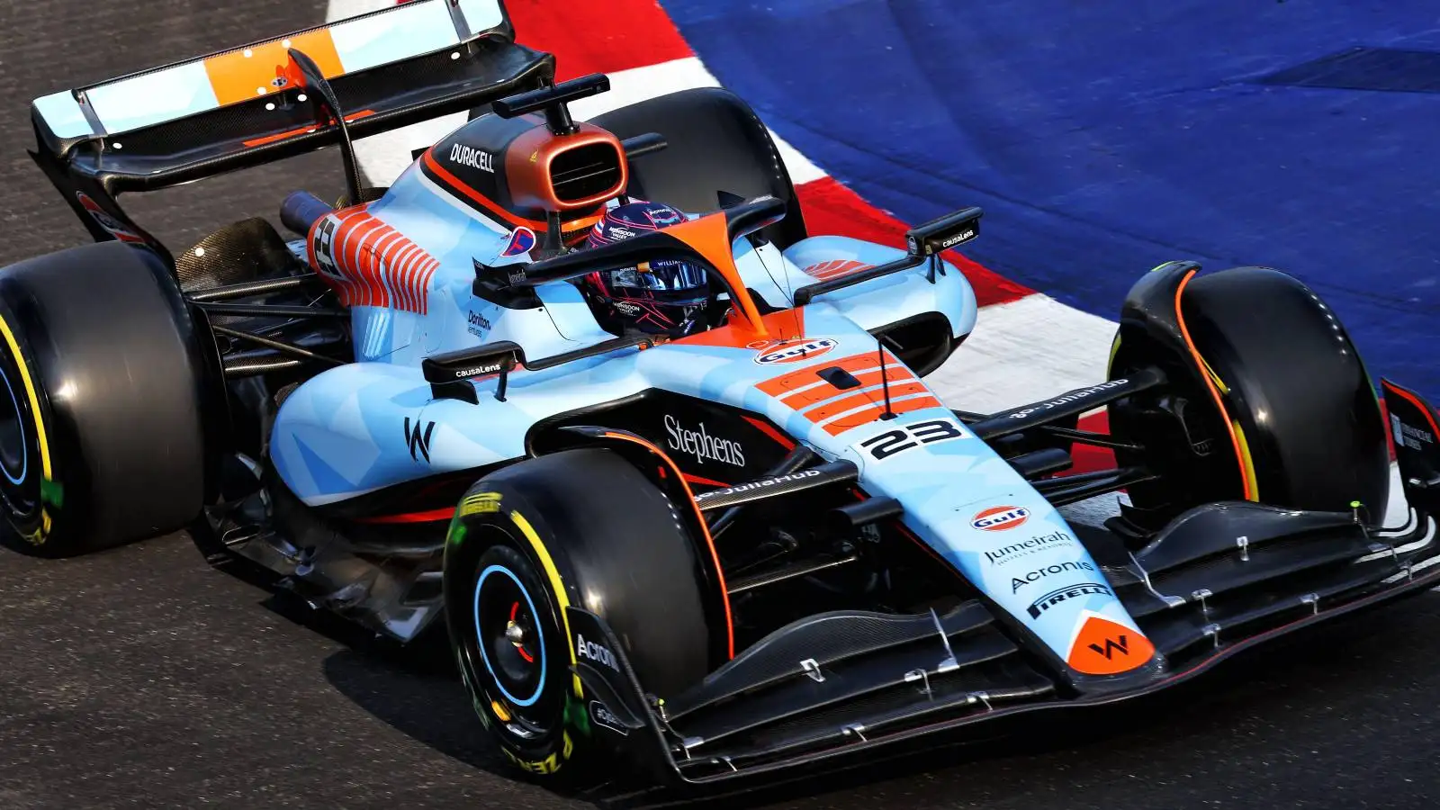 Alex Albon drives Gulf-liveried Williams. Singapore, September 2023.