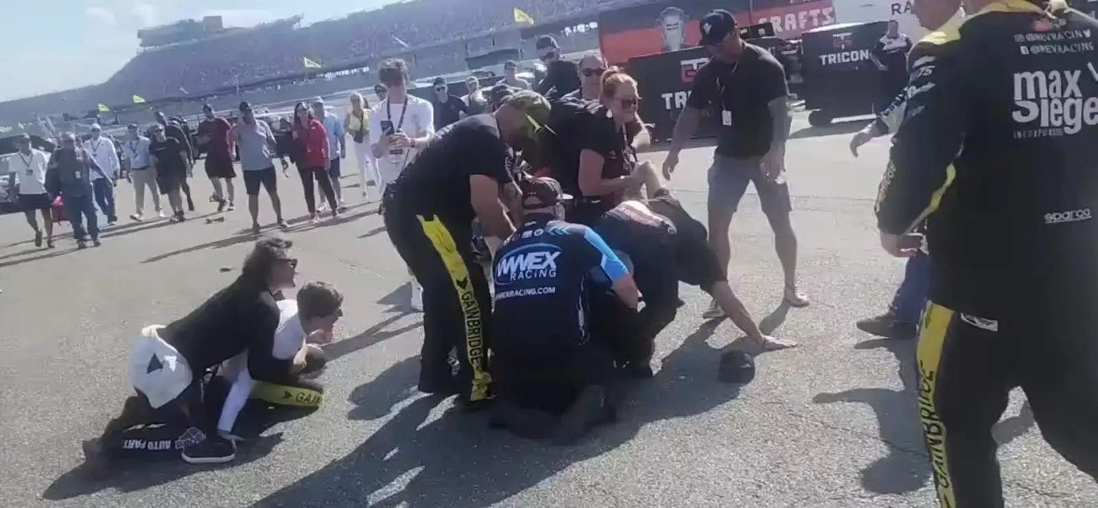 纳斯卡尼克·桑切斯和马特Crafton战斗pitlane after truck crash.