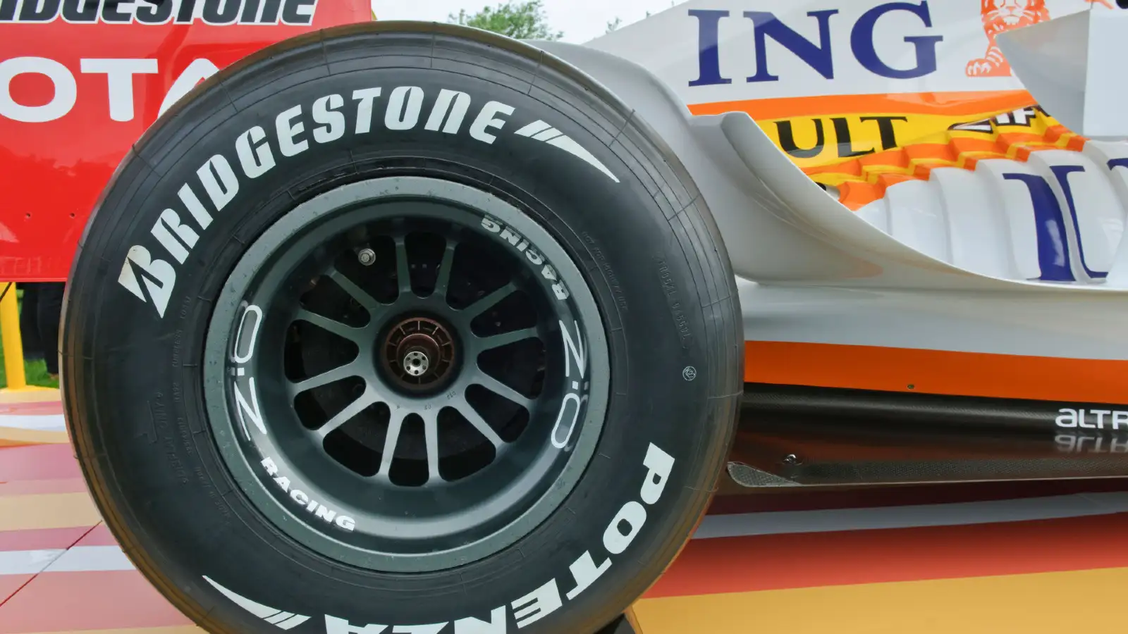 A Bridgestone Potenza tyre on a 2009 Renault F1 car.