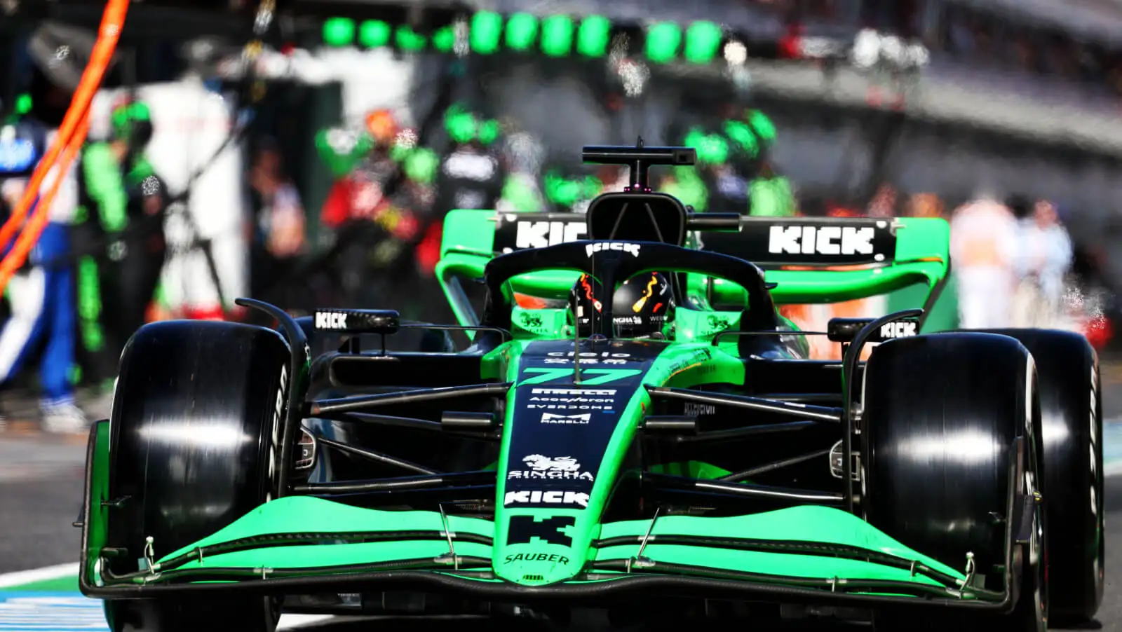 Valtteri Bottas deixa os boxes