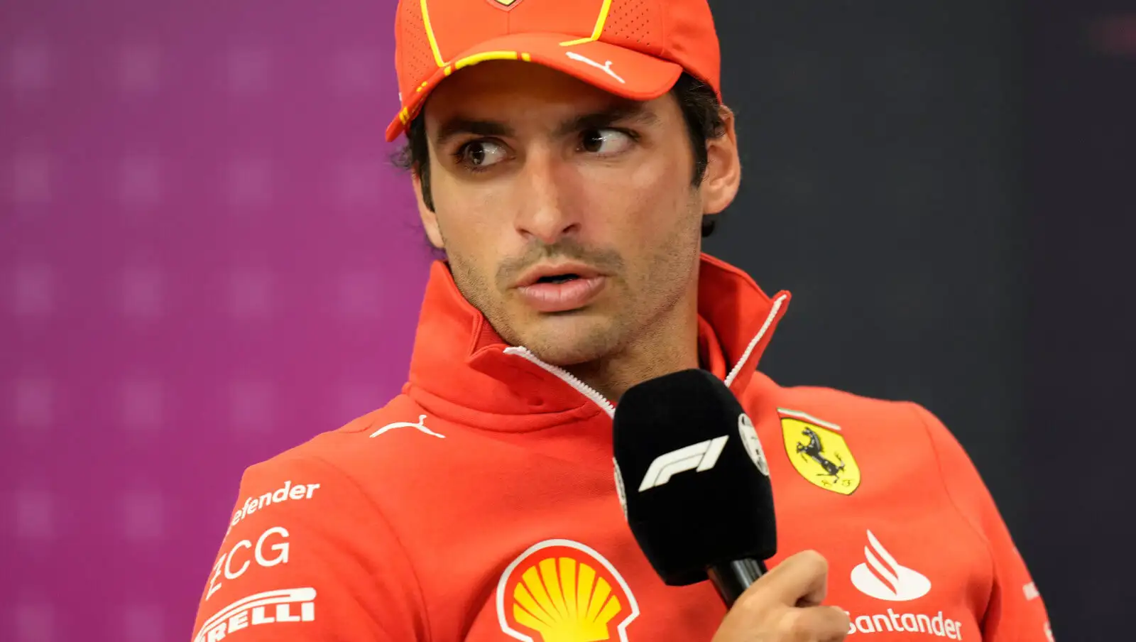 Carlos Sainz with the mic in the press conference.